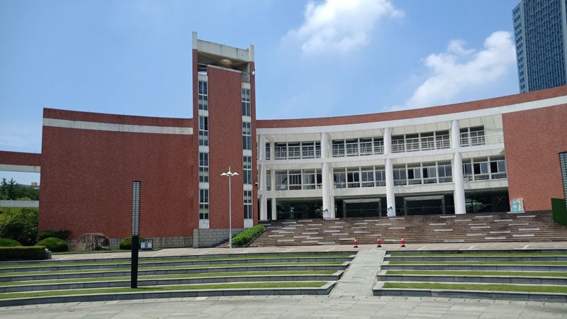 固态继电器与电磁继电器：性能与选择的较量**